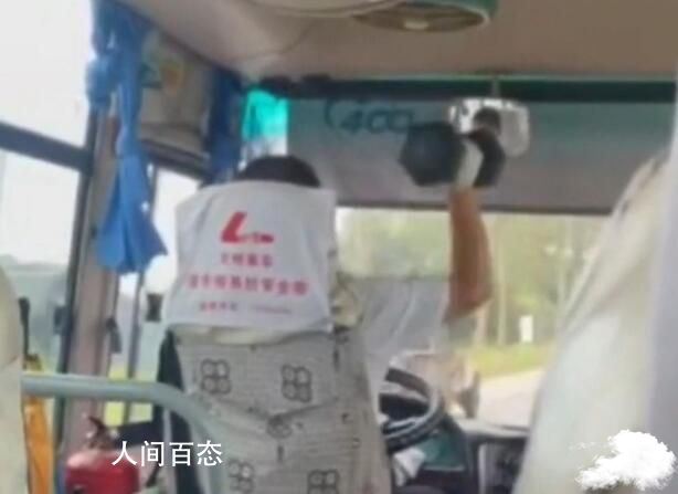 客车司机边开车边举哑铃 已被停职