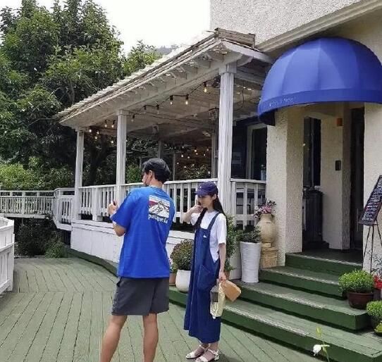 撒糖！张娜拉婚后与老公度蜜月 两人穿情侣装出游笑容灿烂