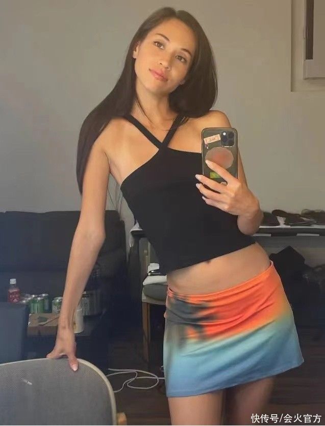 混血超模水原希子晒蚂蚁腰，穿低腰裙露一截，身后啤酒食物太杂乱