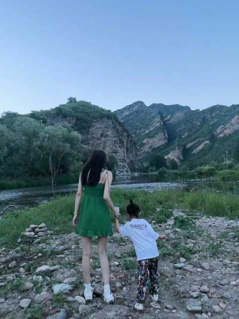 孙怡与女儿游山玩水，大福扎丸子头侧脸软萌，母女同框背影照满屏大