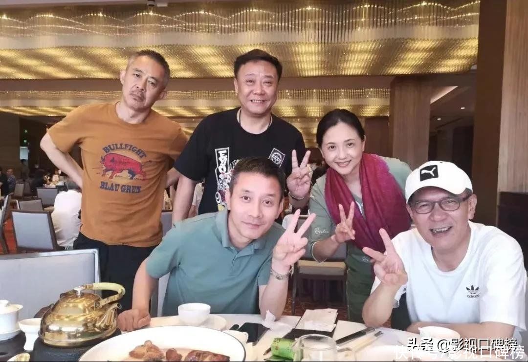 江珊老公晒剧组合照，半路夫妻依旧可以甜蜜，女大三抱金砖
