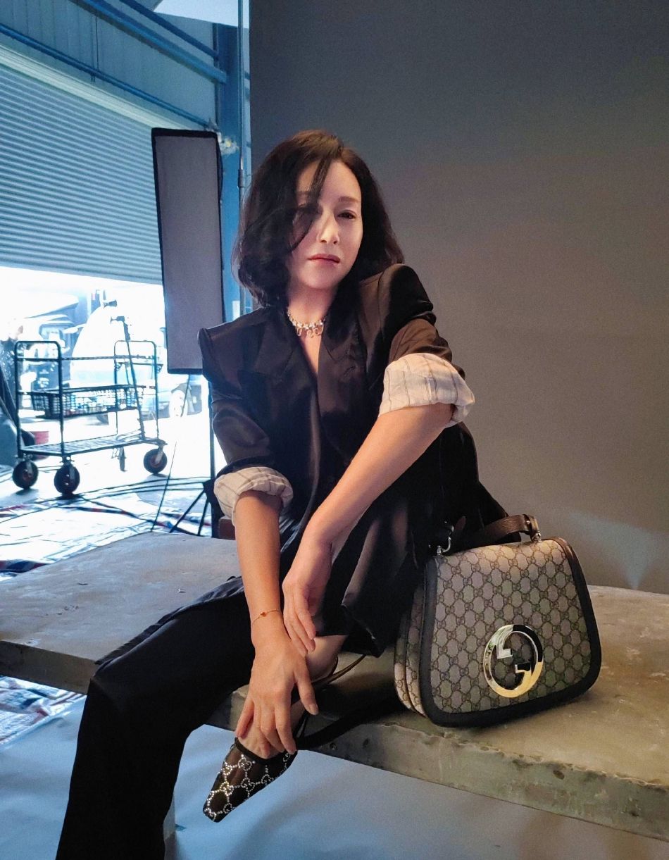 惠英红晒美照引来粉丝彩虹屁 本人在线幽默回复：好浮夸！
