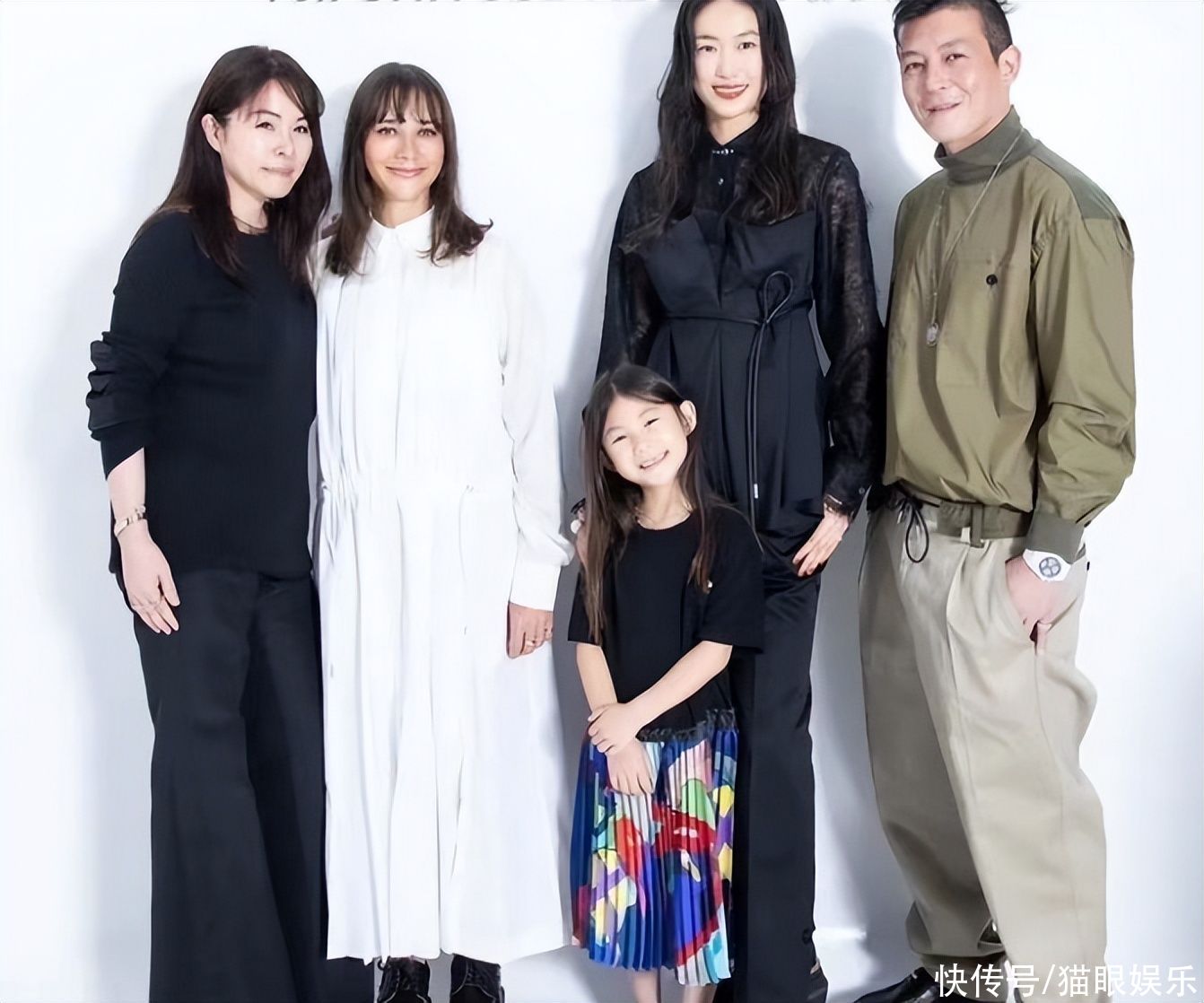 陈冠希夫妇带娃出席活动，女儿穿花裙子超可爱，秦舒培超模范抢眼