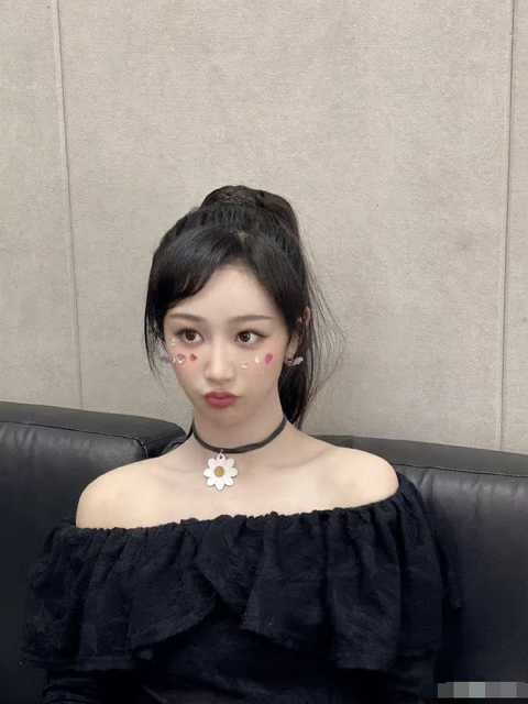 杨紫晒美照甜度超标，高马尾加一字肩黑裙颇有女团味儿，嘟嘴卖萌太