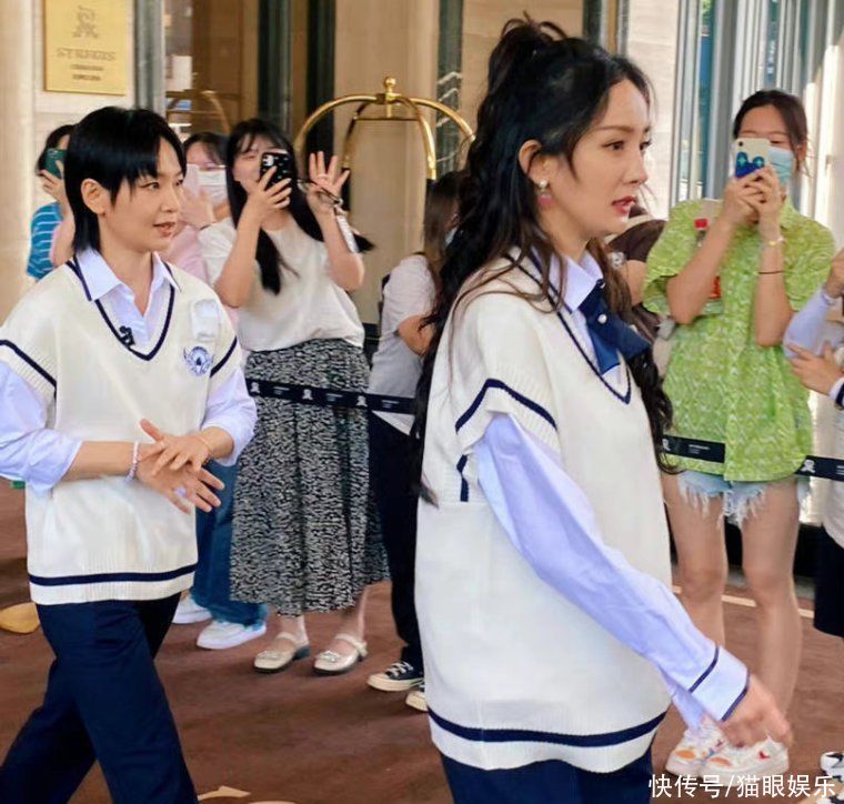 周笔畅杨幂密逃路透！学院风造型显清纯，大幂幂插兜走路又甜又拽