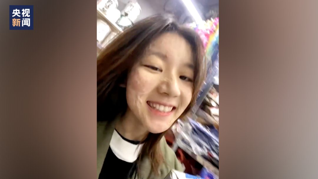 一次意外 ，让她的脸庞印上了“云霞”……这个女孩，笑得真甜！