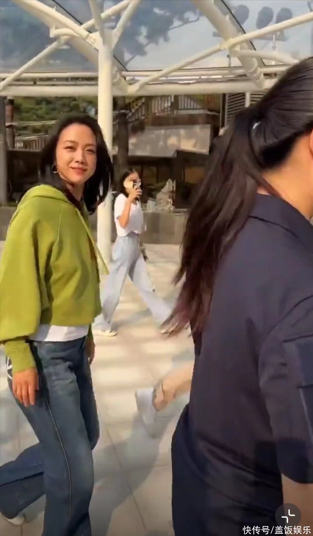 汤唯首尔街头被偶遇，大气回应婚变传闻，被中韩粉丝热情表白