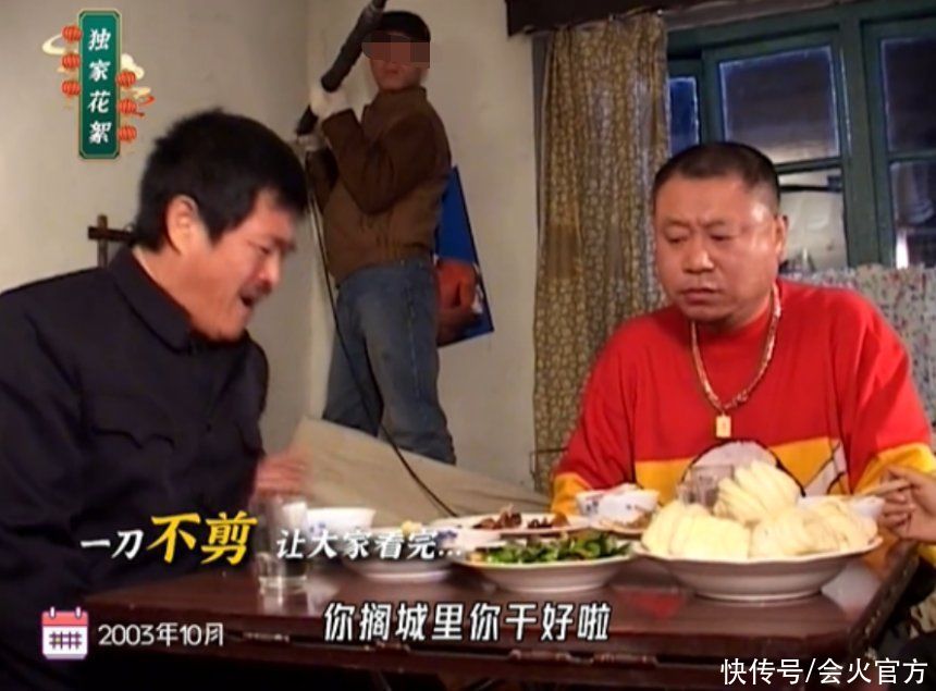 赵本山跟范伟吵架飙戏，不断敲碗气到扔筷子，漏词即兴表演太精彩