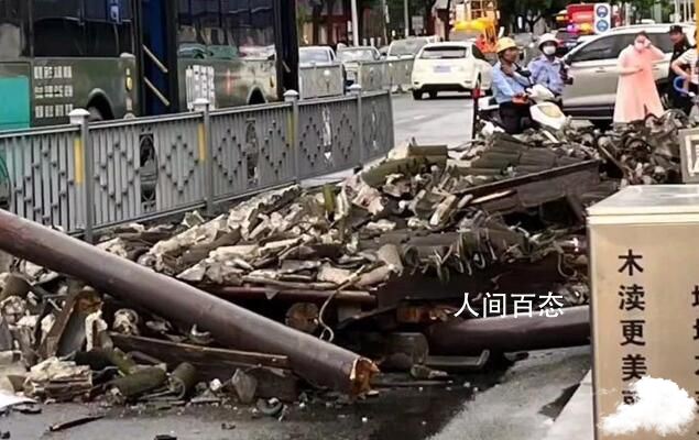 苏州雷暴大风:公交站亭被吹垮
