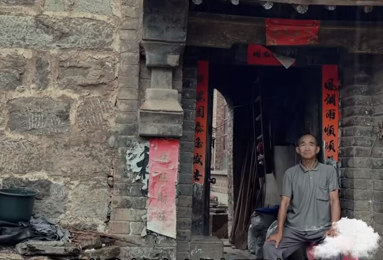 二舅安安静静生活在小山村里，是这个故事更好的结尾