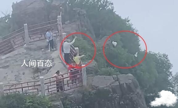 峨眉山景区多名老人在高空扔垃圾 这种事就应该抓住处罚要不然就一直有