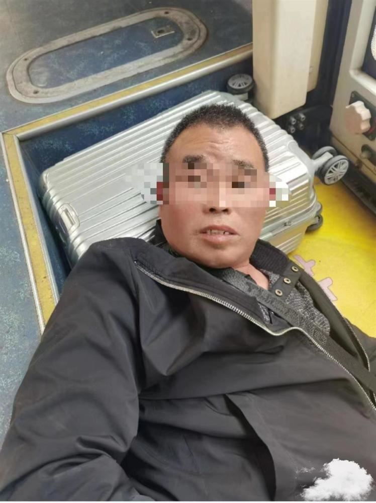 52岁男子遗留公交车厢一夜后死亡，律师：公交公司应担责 公交车38岁女士死亡
