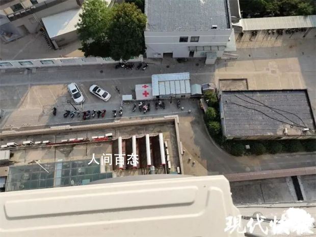 情侣10楼扔菜刀砸到人 已被取保候审 女子10楼扔下菜刀获刑