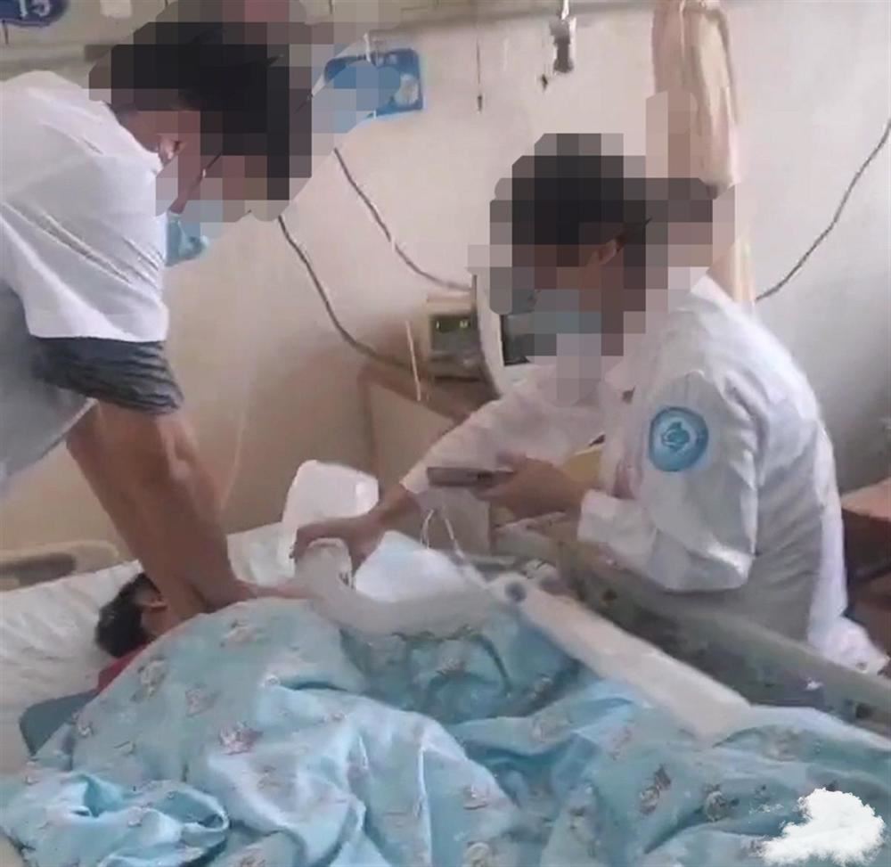 护士抢救病人时看手机？家属：孩子死因不明，对医院救治过程不满 遇到抢救病人医生未到时护理人员根据病情