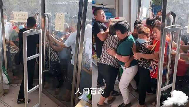 超市促销大爷大妈挤坏玻璃门 吸引大爷大妈蜂拥采购