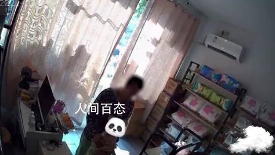 女孩取快递被骚扰老板呵斥保护 最终让她妈妈把她接回去了 快递员怒斥保安阻挠学生取快递
