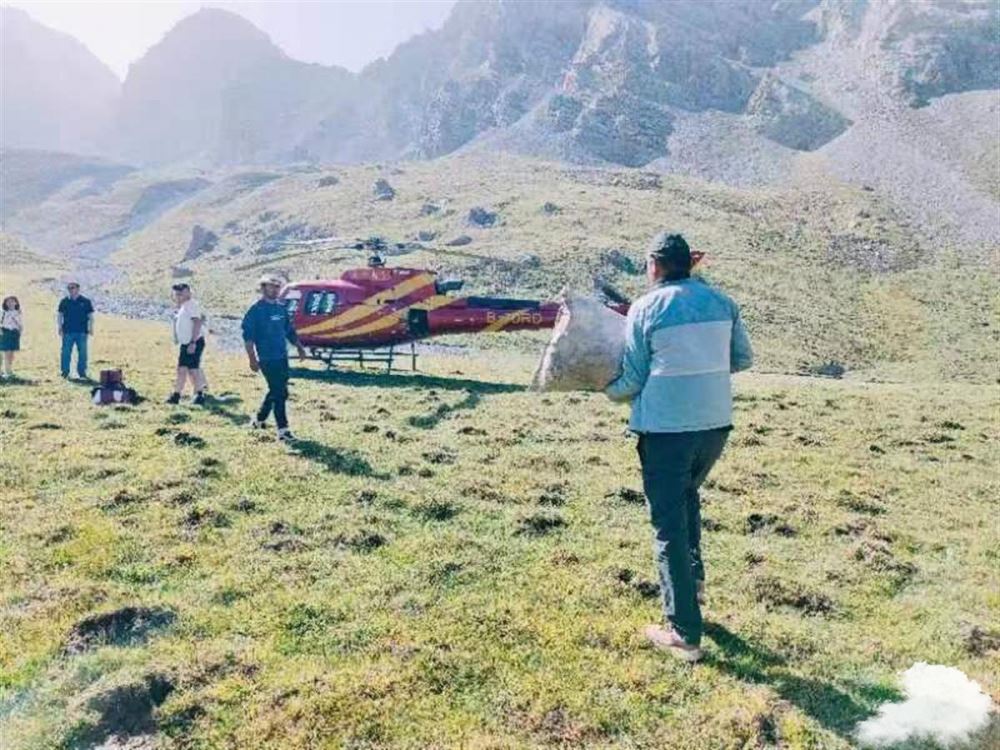 驴友在新疆天堂湖留下遍地垃圾，当地文旅局：已用直升机清运
