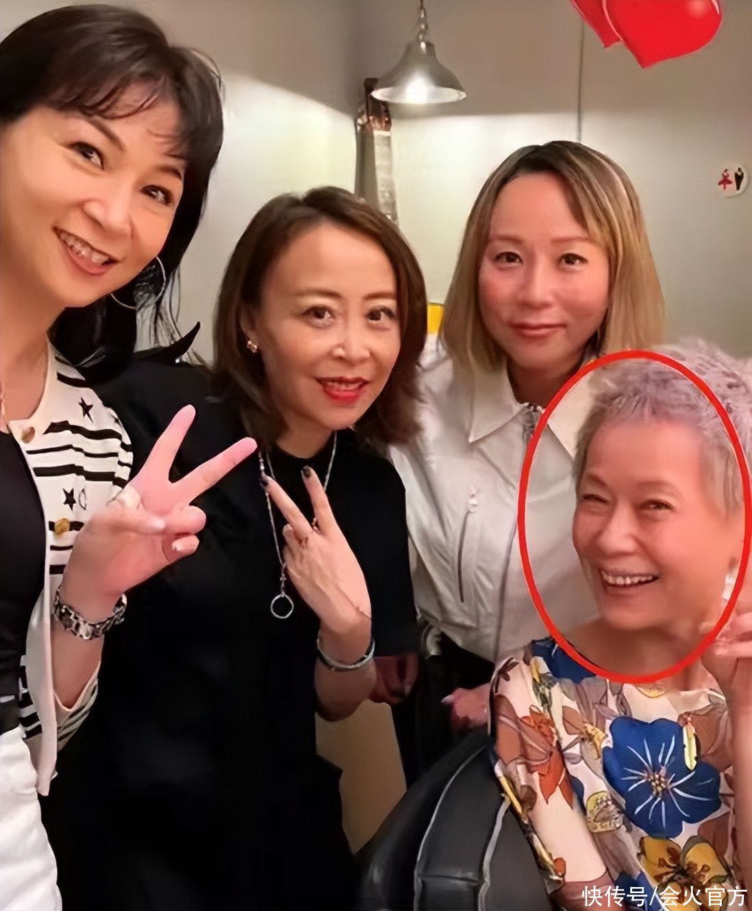 59岁叶童近照大变样！喝到满脸通红嘟嘴卖萌，一头紫色短发太抢眼