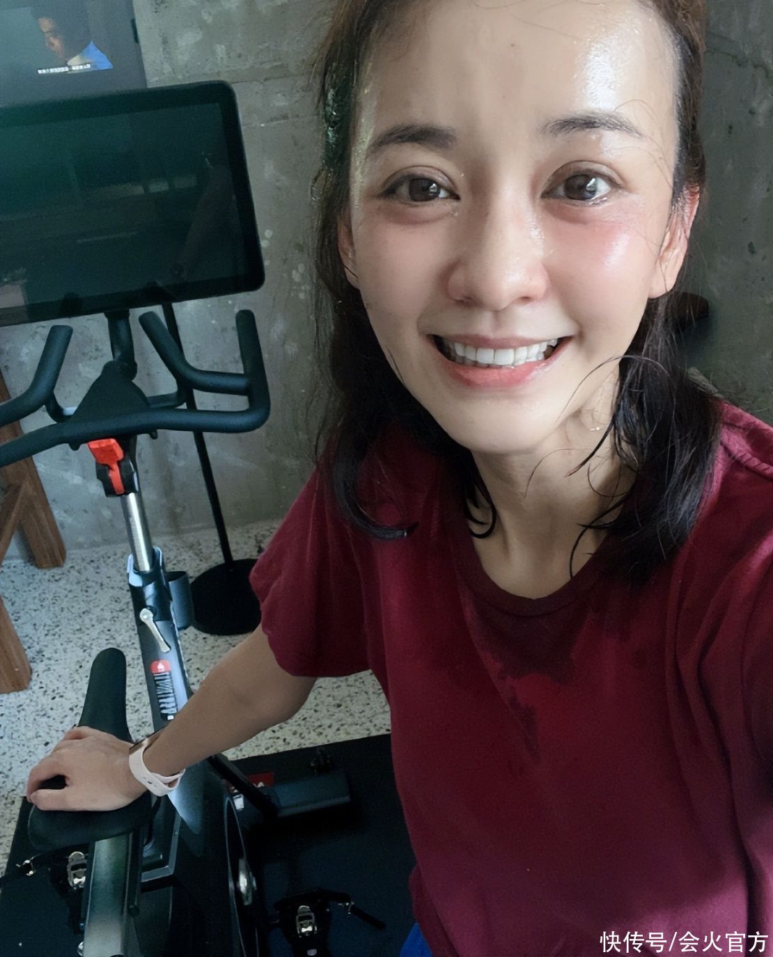 40岁陈意涵家中晒健身照，皮肤细嫩布满汗珠，脸蛋通红衣领湿一圈