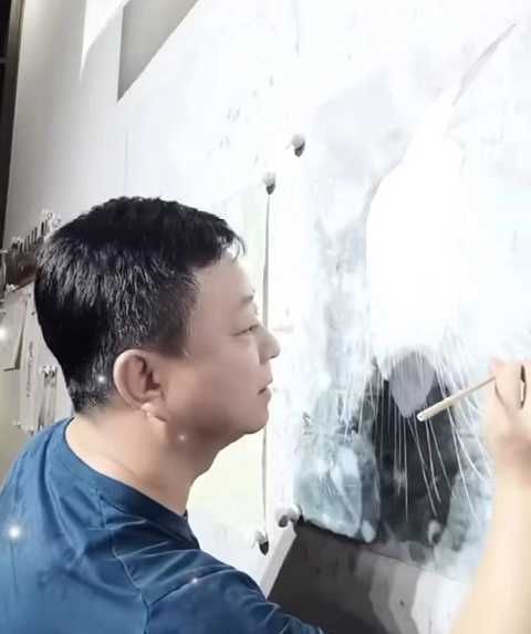 朱军近况曝光，家中作画十分清闲，送谭梅玫瑰花很有情调