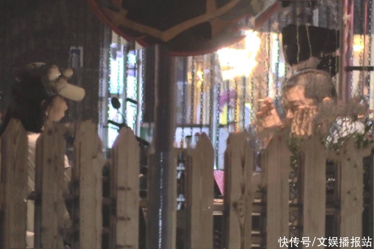 李亚鹏和小19岁妻子散步！产后4个月恢复身材，素颜气质不输明星