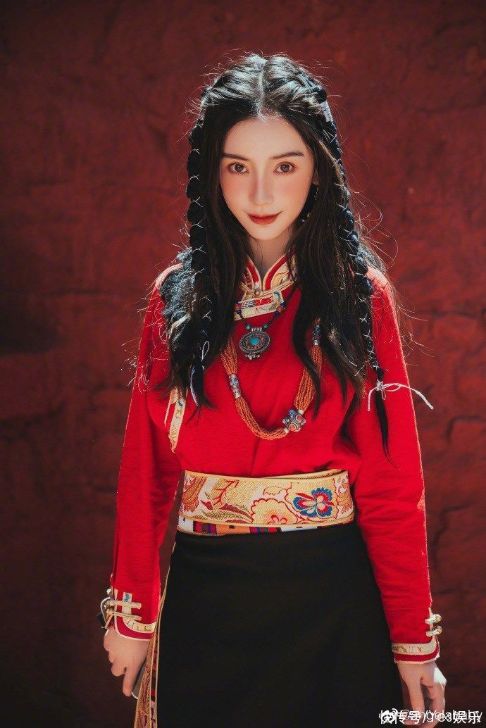 Angelababy红色藏服造型惊艳 眼神灵动显神秘异域风姿