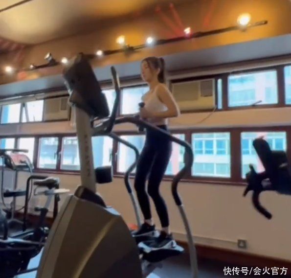 郭富城娇妻方媛穿吊带健身！臀部挺翘显完美曲线，用百元平价水杯