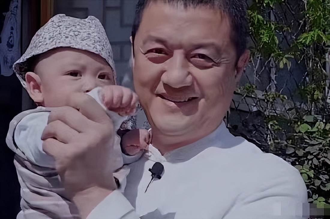 李亚鹏二胎生女！小19岁妻子与王菲长相类似，与李嫣关系姣好