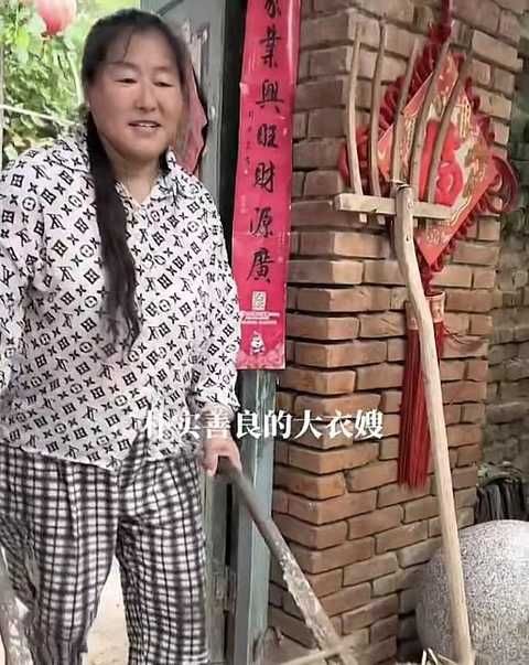 大衣哥一家近况，大衣嫂穿睡衣干农活，大衣哥贴心做饭，感情让人羡