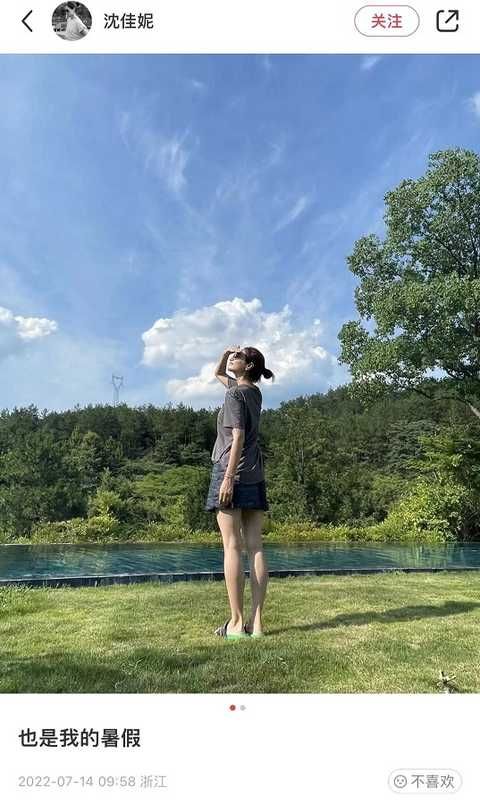 “宠妻狂魔”朱亚文，一家四口罕见同框出游，与妻子低调打扮撒糖满