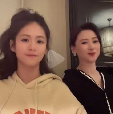 翁虹与14岁女儿同框似姐妹，两人跳舞好养眼，网友狂赞女儿颜值