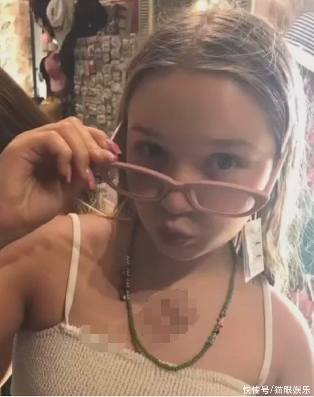 贝克汉姆女儿对镜自拍，穿印花衬衫显富贵，背后水晶灯尽显奢华