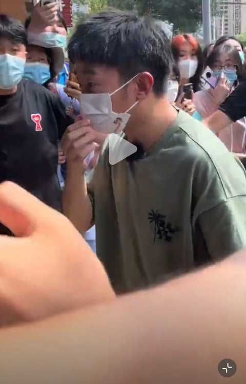 杨迪被女粉丝强抱，惊恐之余还让保安对其轻点，事后发文表示自己没