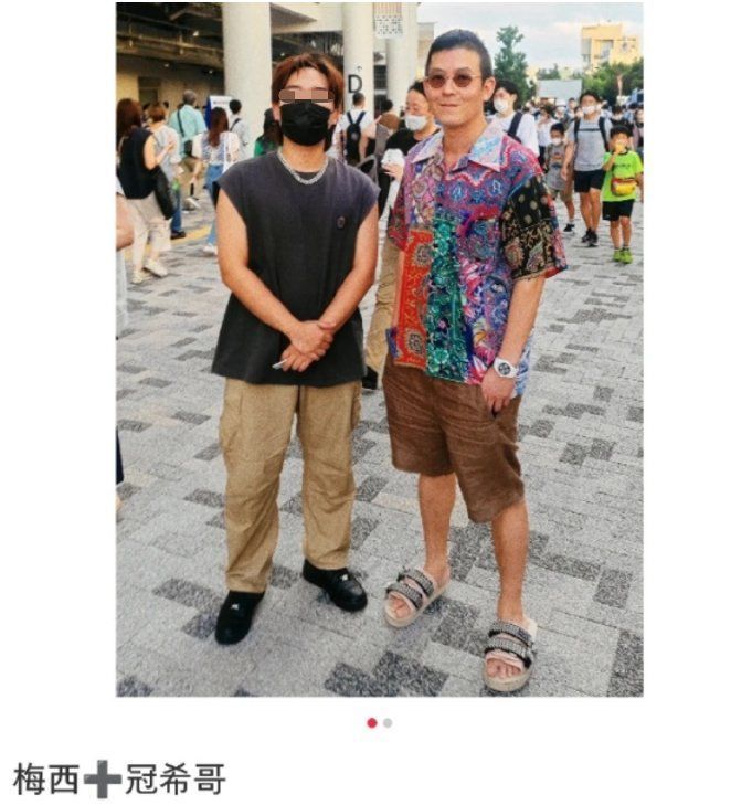 41岁陈冠希看球被偶遇！穿花衬衫踩拖鞋，被女儿紧搂睡觉似无尾熊