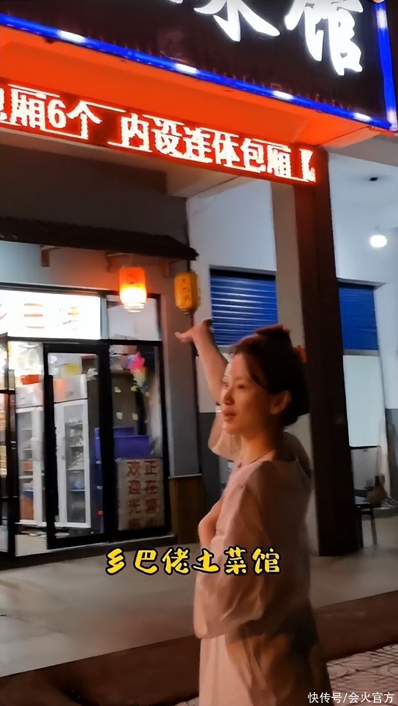 李梦路边饭馆素颜吃土菜！满脸油光狂啃鸭腿，头发凌乱衣领子超低