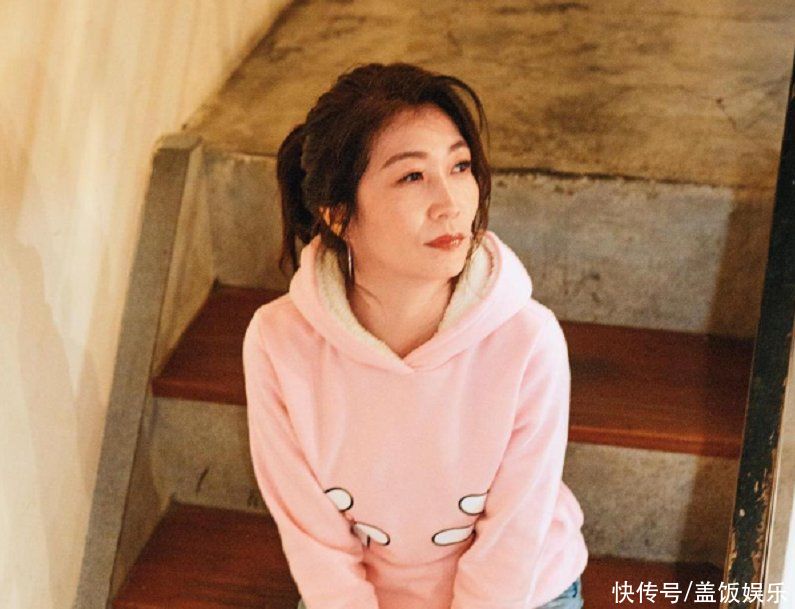 曝49岁女星遭老公家暴！在国外被打害怕到报警，带伤赶医院场面乱