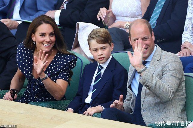 乔治小王子亮相温网，抠鼻揉眼惹人同情，手指和祖父一样短粗