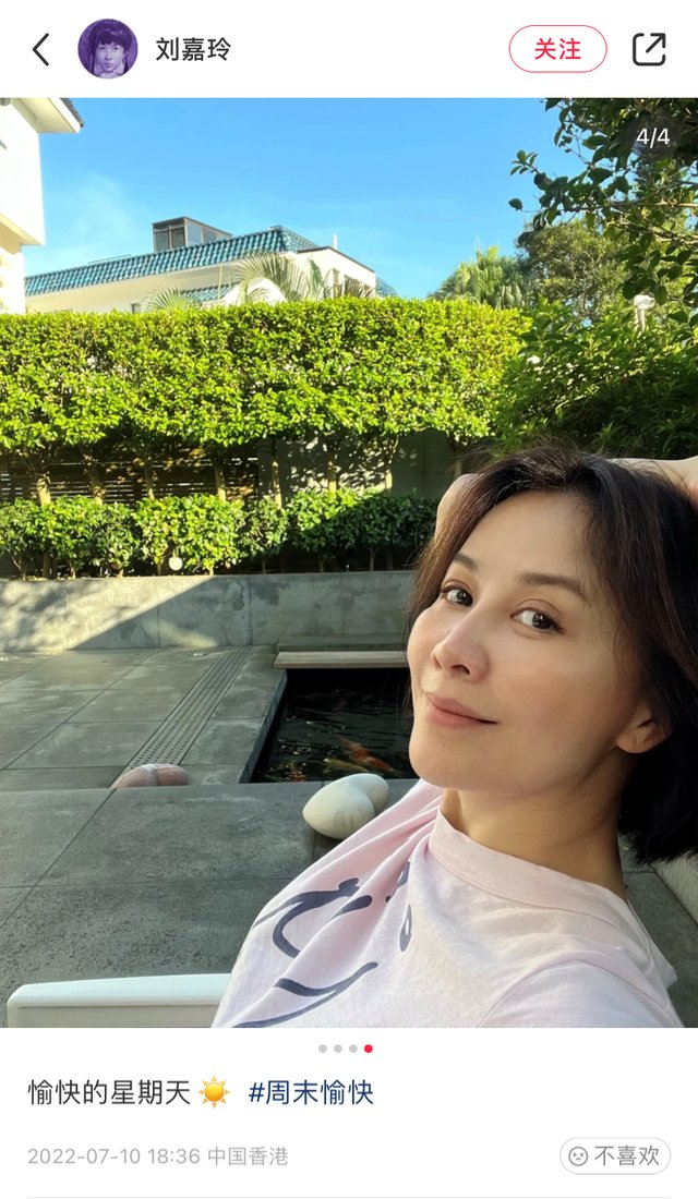 56岁刘嘉玲晒住宅后院，绿植包围环境雅致，素颜露面状态完美