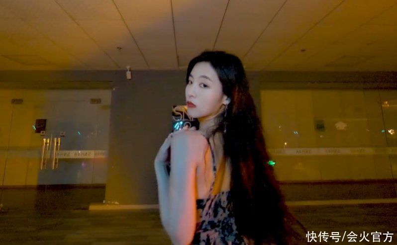 女星孙芮穿吊带跳热舞！豹纹短裙太短险走光，一双大长腿似筷子