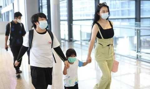 拳王邹市明一家五口出行，冉莹颖紧牵小儿子，轩轩身高直逼妈妈比爸
