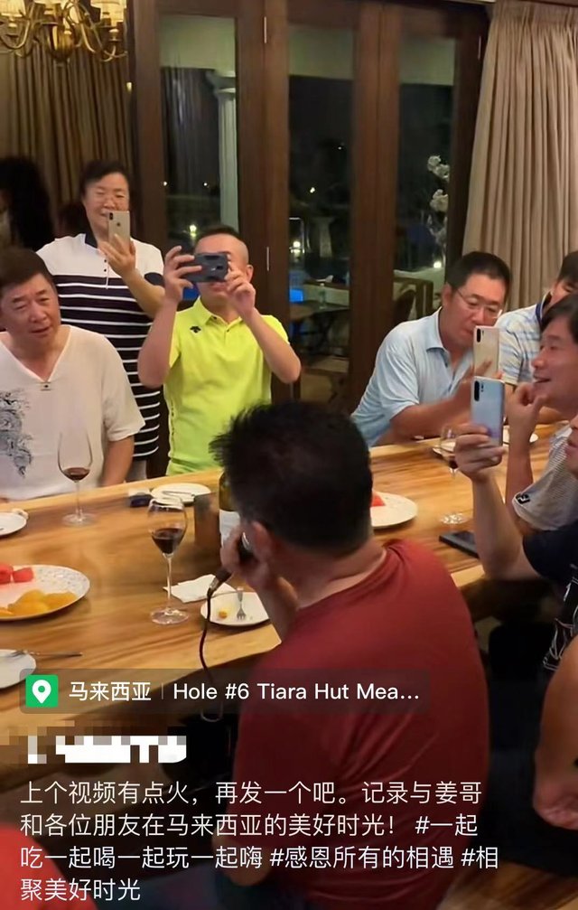 63岁姜育恒马来西亚别墅宴客，穿4千多元T恤身材发福，喝得脸发红