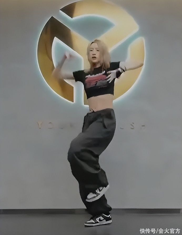章子怡继女晒热舞视频！穿露脐短袖秀小蛮腰，一头齐肩银发太显眼