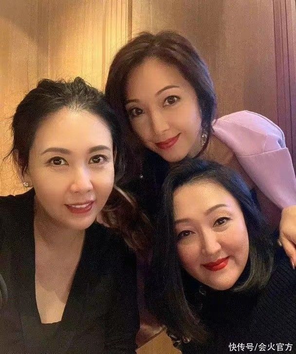 邱淑贞疑带500万名表炫富！穿低胸背心露事业线，眼角细纹太明显