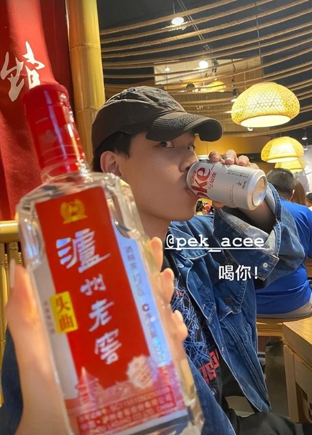 陈坤儿子陈尊佑近况曝光，久居国外生活惬意，和女友人一同喝酒