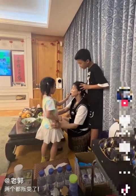 奥运王楠老公晒一家人，11岁儿子高挑帅气给妈妈捏肩，长相神似妈