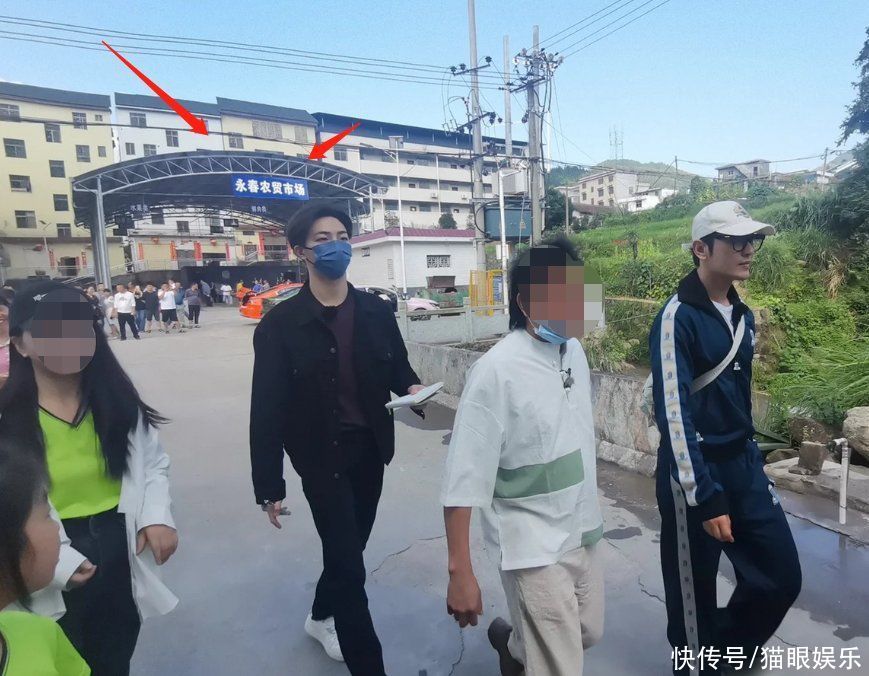 殷桃菜市场买菜接地气，手抱打一捆大葱不费力，素颜出镜状态好