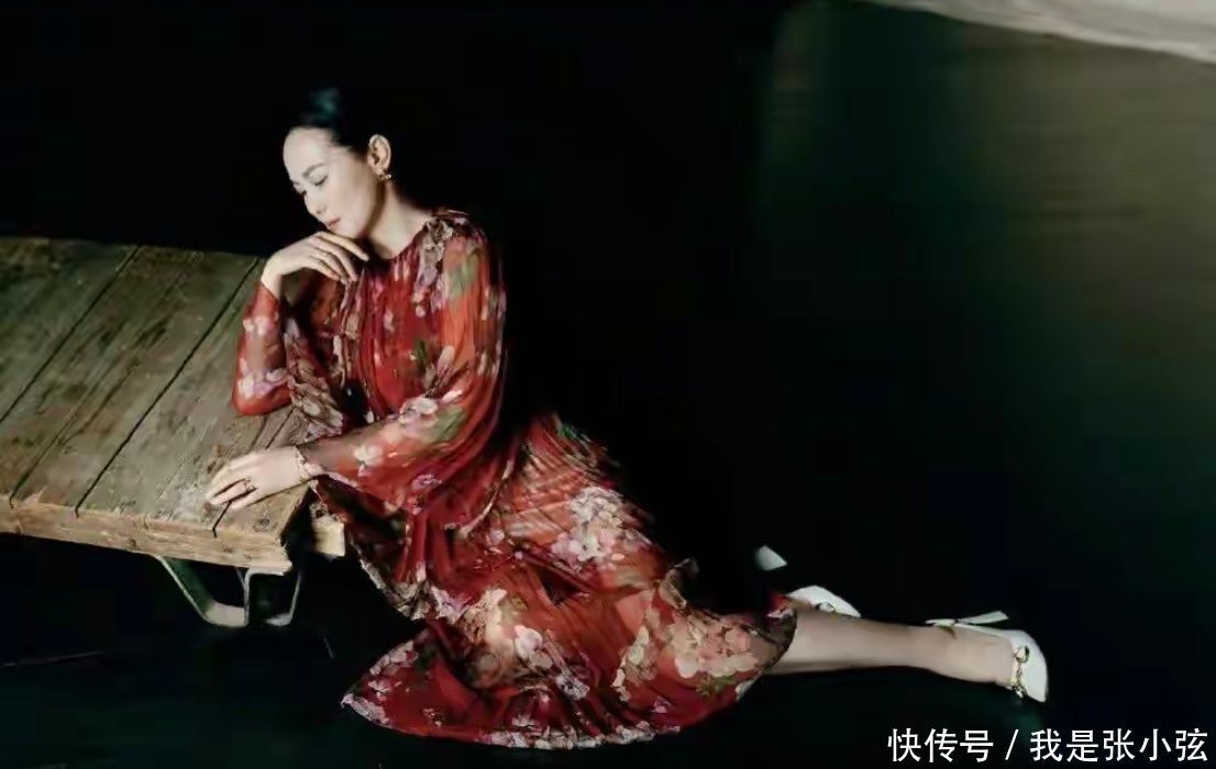 中年女人穿印花裙有“大妈感”？学咏梅这么穿，气质优雅到骨子里
