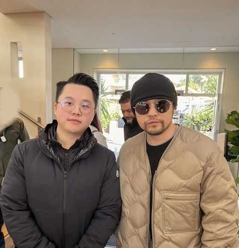 网友悉尼偶遇周杰伦，墨镜配毛线帽穿搭随性，脸上的胡茬更肆意了