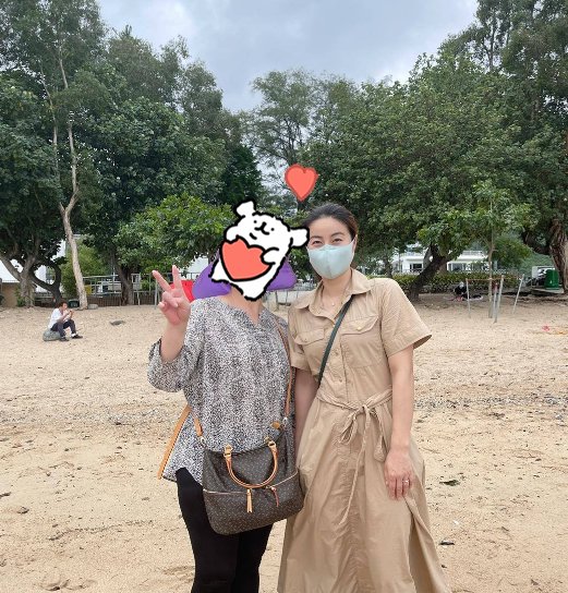 郭晶晶带女儿玩沙被偶遇  打扮低调与网友亲切合影  女儿徒手抓沙显童