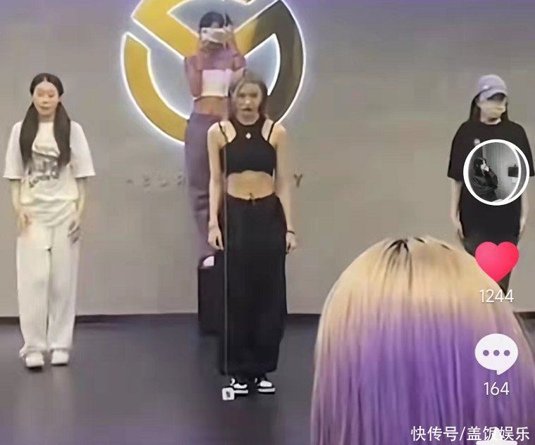汪峰大女儿暴瘦露面，穿单薄背心瘦到肋骨凸出，一头金发白到发光